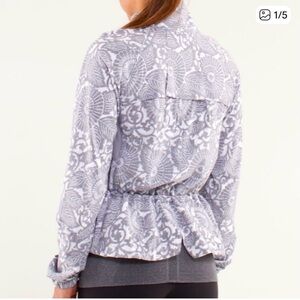 LULULEMON Run: Travel To Track Jacket in Beachy Floral White Fossil sz 10